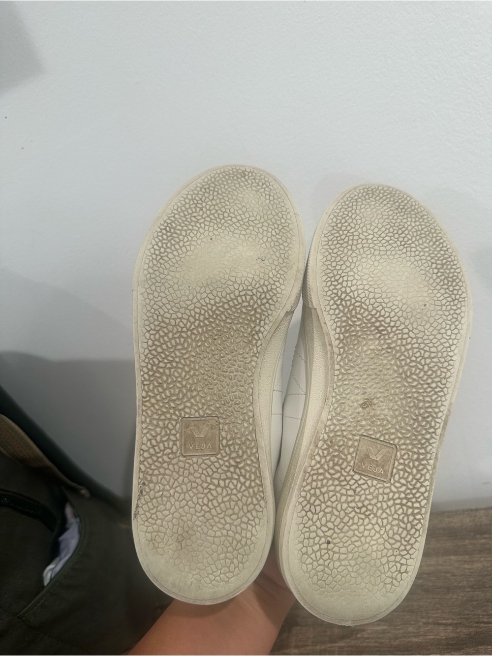 Veja White Low-Top Leather Sneakers - Picture 5 of 12